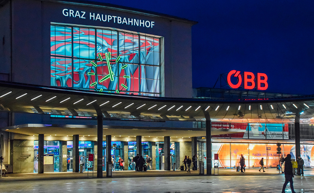 Abendliche Ansicht des Grazer Hauptbahnhofs. Verbindungspunkt zum neuen Stadtteil Quartier Zwei.